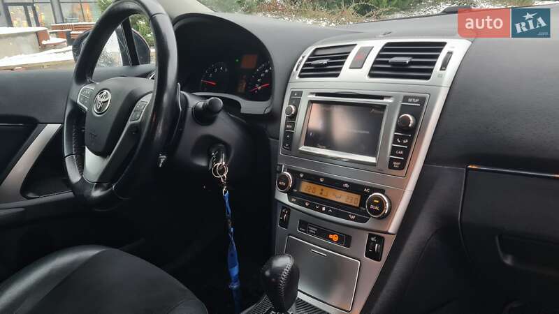 Седан Toyota Avensis 2012 в Львове