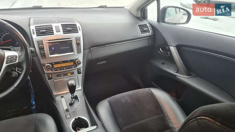 Седан Toyota Avensis 2012 в Львове