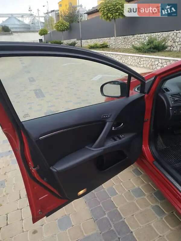 Универсал Toyota Avensis 2009 в Волочиске