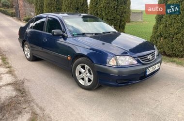 Седан Toyota Avensis 2001 в Карпиловке