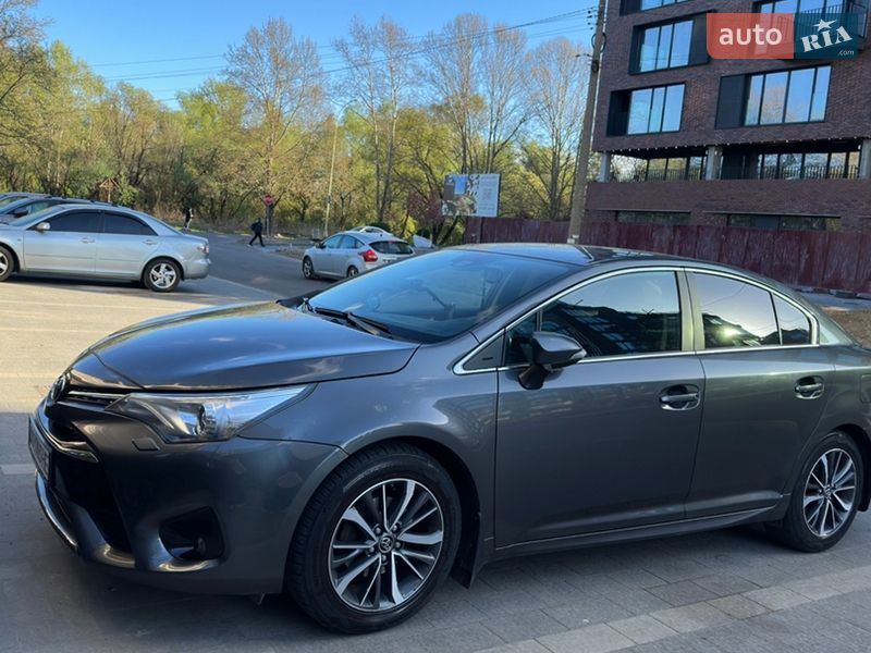 Седан Toyota Avensis 2017 в Ужгороде