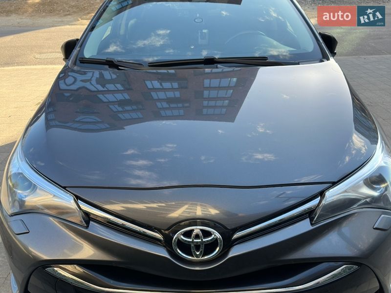 Седан Toyota Avensis 2017 в Ужгороде