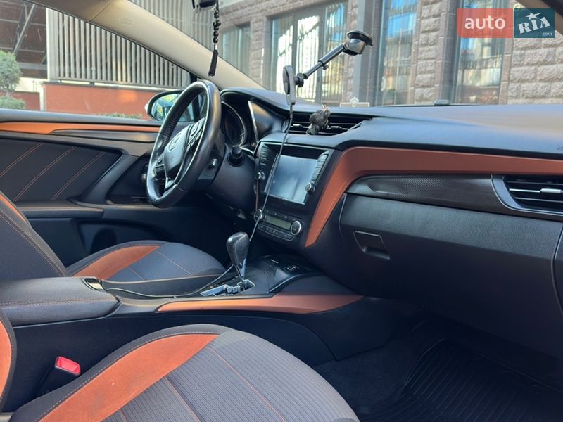 Седан Toyota Avensis 2017 в Ужгороде