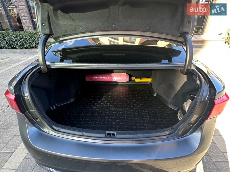 Седан Toyota Avensis 2017 в Ужгороде