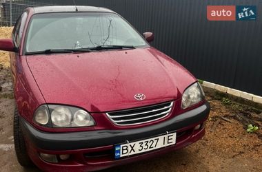 Седан Toyota Avensis 2000 в Шепетовке