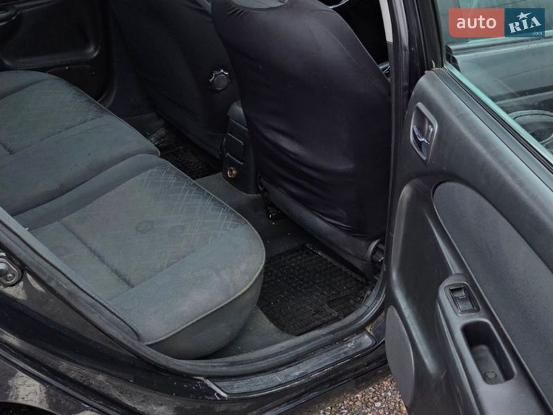 Универсал Toyota Avensis 2002 в Черновцах