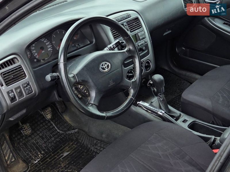 Универсал Toyota Avensis 2002 в Черновцах