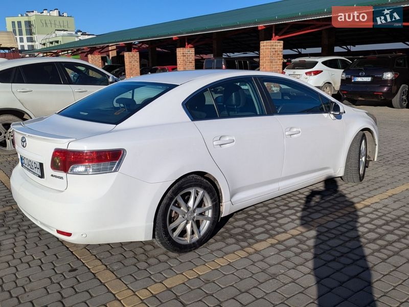 Седан Toyota Avensis 2010 в Львове