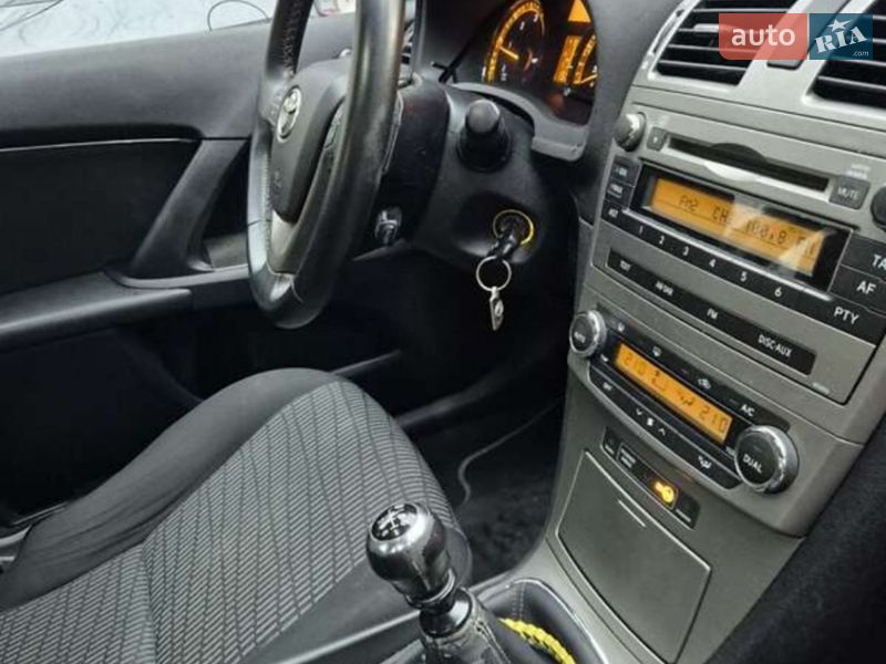 Седан Toyota Avensis 2010 в Львове