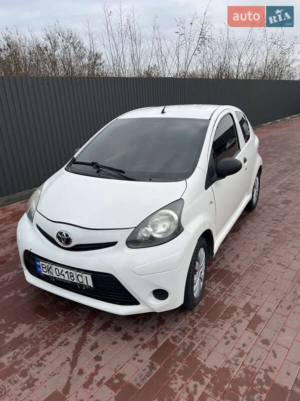 Хетчбек Toyota Aygo 2012 в Сарнах