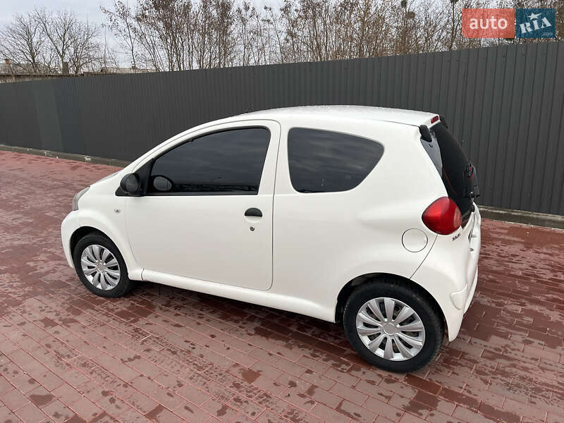 Хетчбек Toyota Aygo 2012 в Сарнах