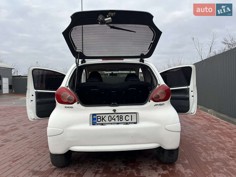 Хетчбек Toyota Aygo 2012 в Сарнах