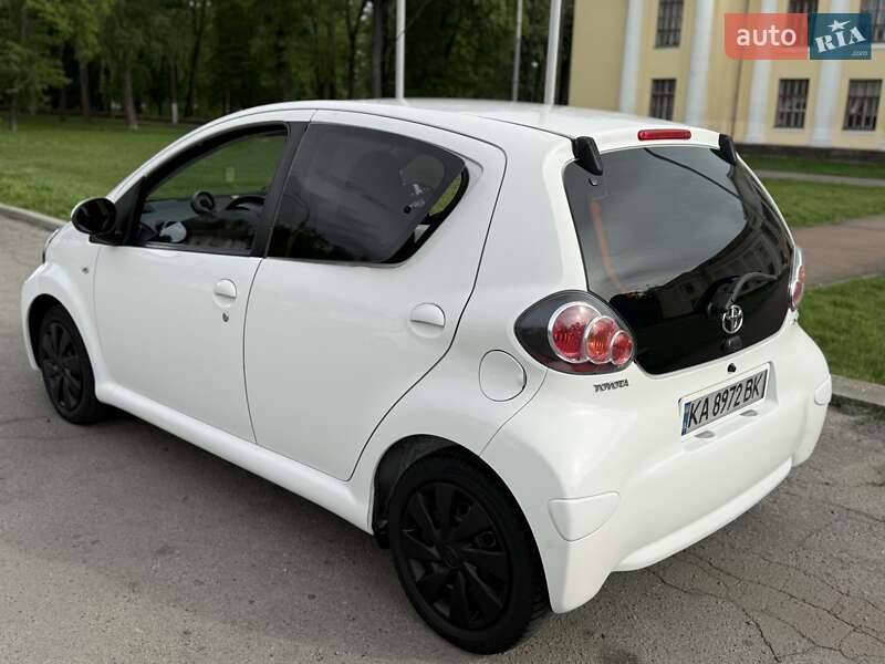 Хэтчбек Toyota Aygo 2013 в Прилуках