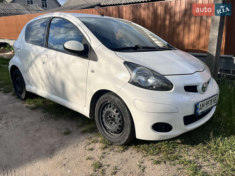 Хэтчбек Toyota Aygo 2011 в Коростышеве