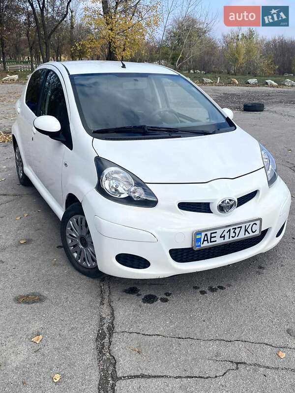 Хетчбек Toyota Aygo 2011 в Дніпрі
