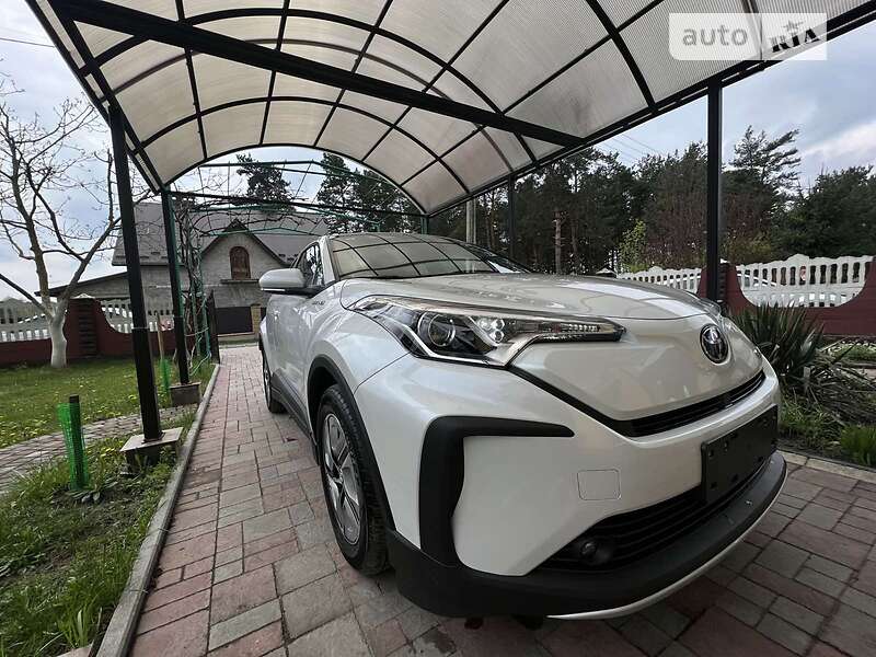 Внедорожник / Кроссовер Toyota C-HR EV 2022 в Новояворовске