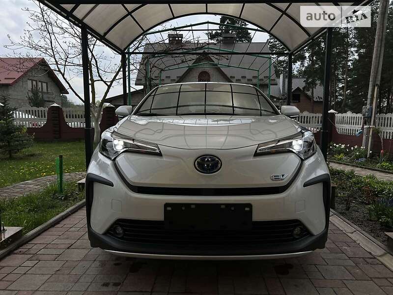 Внедорожник / Кроссовер Toyota C-HR EV 2022 в Новояворовске
