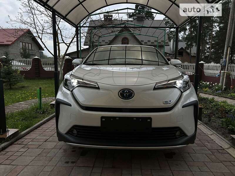 Внедорожник / Кроссовер Toyota C-HR EV 2022 в Новояворовске