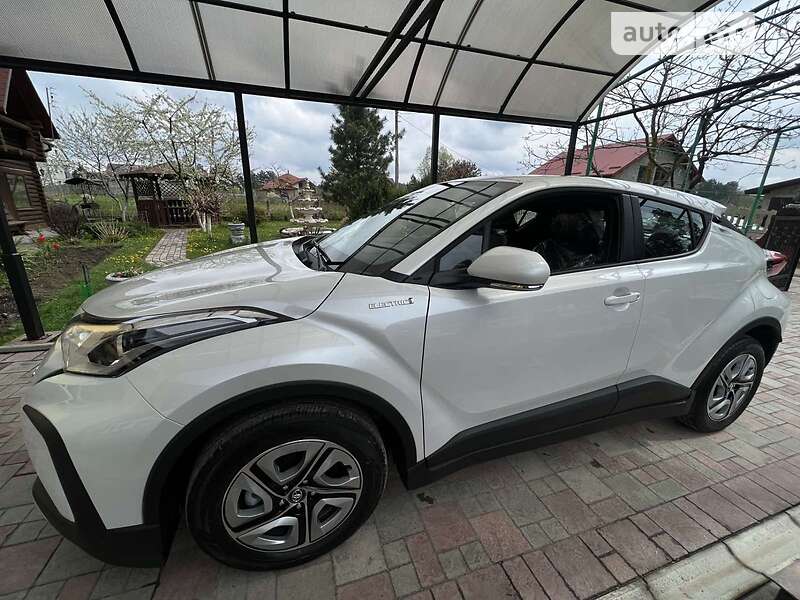 Внедорожник / Кроссовер Toyota C-HR EV 2022 в Новояворовске