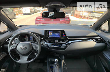 Хетчбек Toyota C-HR 2018 в 