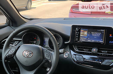 Хетчбек Toyota C-HR 2018 в 