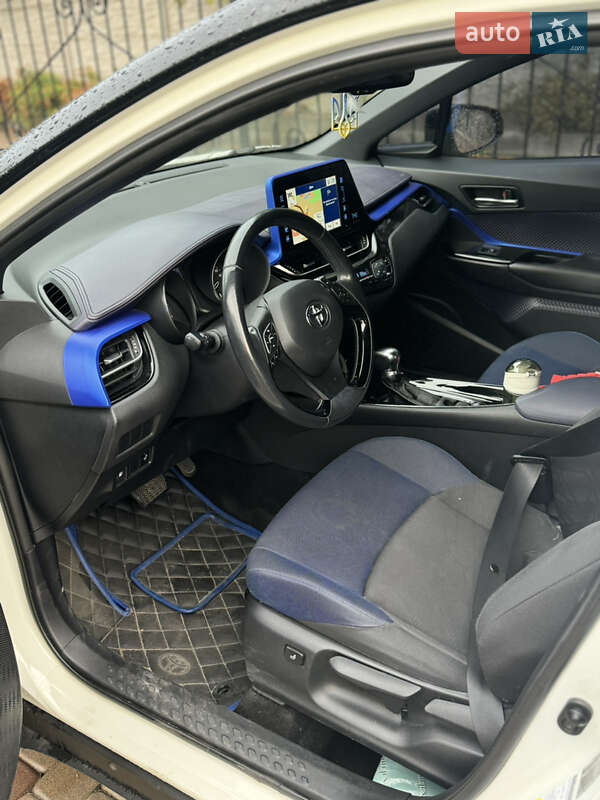 Позашляховик / Кросовер Toyota C-HR 2017 в Києві