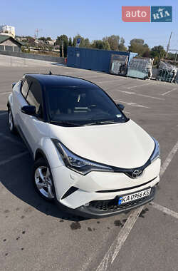 Внедорожник / Кроссовер Toyota C-HR 2016 в 