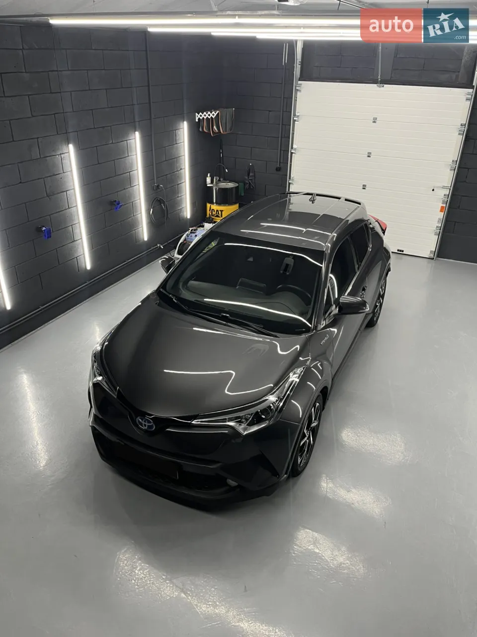 Стан нового автомобіля! Куплений в 20 році новим у Європі. Один єдиний власник ! Причина продажу покупка нового авто. Авто вихідного дня! До продажу не готувались. Кузов в рідній фарбі жодного фарбованого елемента! Все
обслуговування проходила вчасно.
Готові до любих перевірок
Оригінальний пробіг 100% ! 1.8 гибрид з витратою палива 4.3 літри на сотню, те що потрібно з нишніми цінами на паливо. Батарея стан нової! Те
комплектація Елеганс
- Клімат контроль на 2 зони
- Підігрів передніх сидінь
- Підігрів лобового скала
- Електропровід дзеркал з пам'яттю
- Камера заднього виду
- Автоматична паралельна парковка!!!
- Без ключовий доступ в салоні запуск двигуна
з кнопки
- Круїз контроль - датчики дощу і світла
Встановлена найдоржча сигналізація і підкрилки
На всі питання відповім по телефону. Телефонуйте - домовимося.