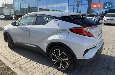 Внедорожник / Кроссовер Toyota C-HR 2017 в 
