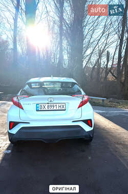 Внедорожник / Кроссовер Toyota C-HR 2017 в 