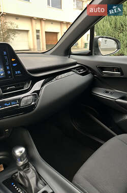 Внедорожник / Кроссовер Toyota C-HR 2019 в 