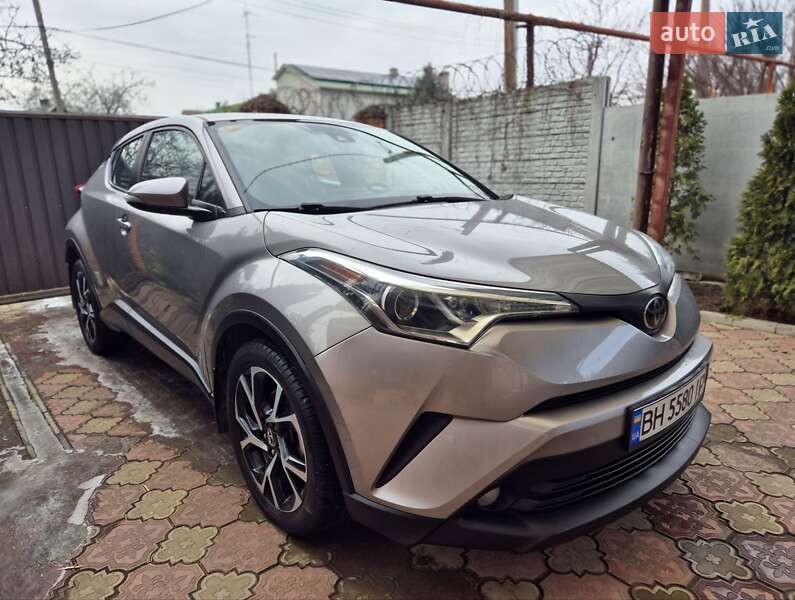 Внедорожник / Кроссовер Toyota C-HR 2017 в Запорожье