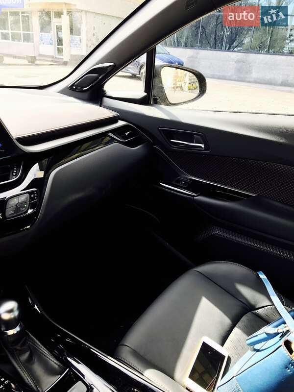 Внедорожник / Кроссовер Toyota C-HR 2017 в Запорожье