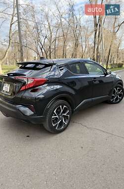 Внедорожник / Кроссовер Toyota C-HR 2018 в 