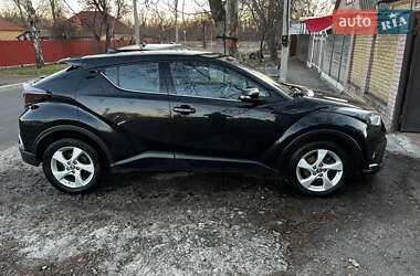 Внедорожник / Кроссовер Toyota C-HR 2017 в 