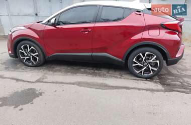Внедорожник / Кроссовер Toyota C-HR 2018 в 