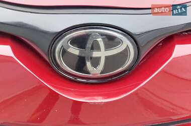 Внедорожник / Кроссовер Toyota C-HR 2018 в 