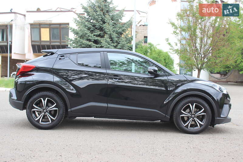 Позашляховик / Кросовер Toyota C-HR 2019 в Дніпрі