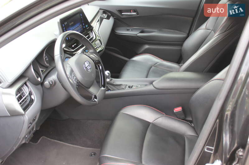 Позашляховик / Кросовер Toyota C-HR 2019 в Дніпрі