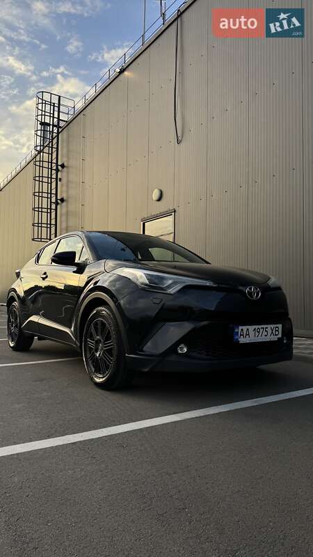 Внедорожник / Кроссовер Toyota C-HR 2017 в 