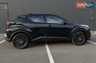 Внедорожник / Кроссовер Toyota C-HR 2017 в 