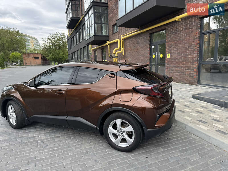 Позашляховик / Кросовер Toyota C-HR 2017 в Полтаві