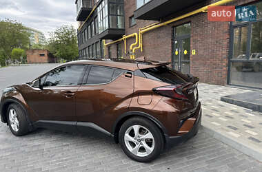 Позашляховик / Кросовер Toyota C-HR 2017 в 