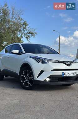 Внедорожник / Кроссовер Toyota C-HR 2017 в 