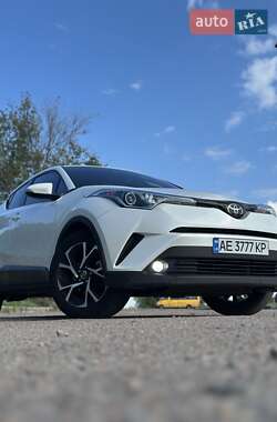 Внедорожник / Кроссовер Toyota C-HR 2017 в 