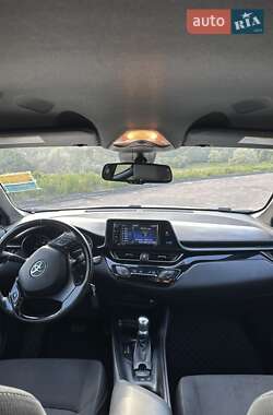 Внедорожник / Кроссовер Toyota C-HR 2017 в 