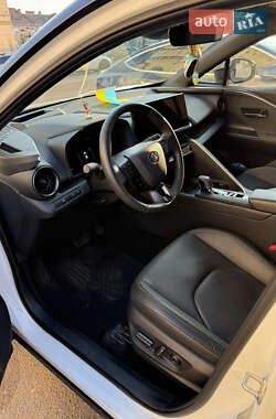 Позашляховик / Кросовер Toyota C-HR 2024 в 