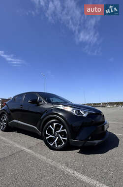 Позашляховик / Кросовер Toyota C-HR 2017 в 