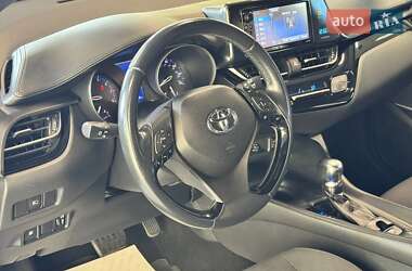 Позашляховик / Кросовер Toyota C-HR 2017 в 