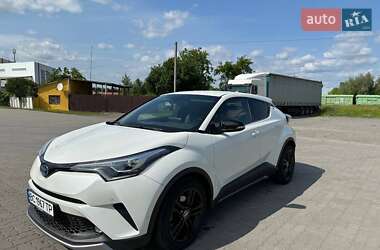 Внедорожник / Кроссовер Toyota C-HR 2016 в Новояворовске